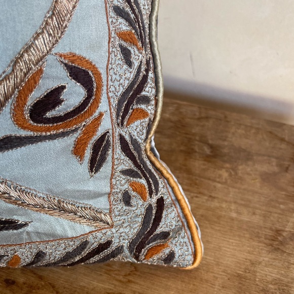 COURT OF VERSAILLES Set of Three Lt Teal Silk Embellished Embroidery Velvet Back - Picture 7 of 9